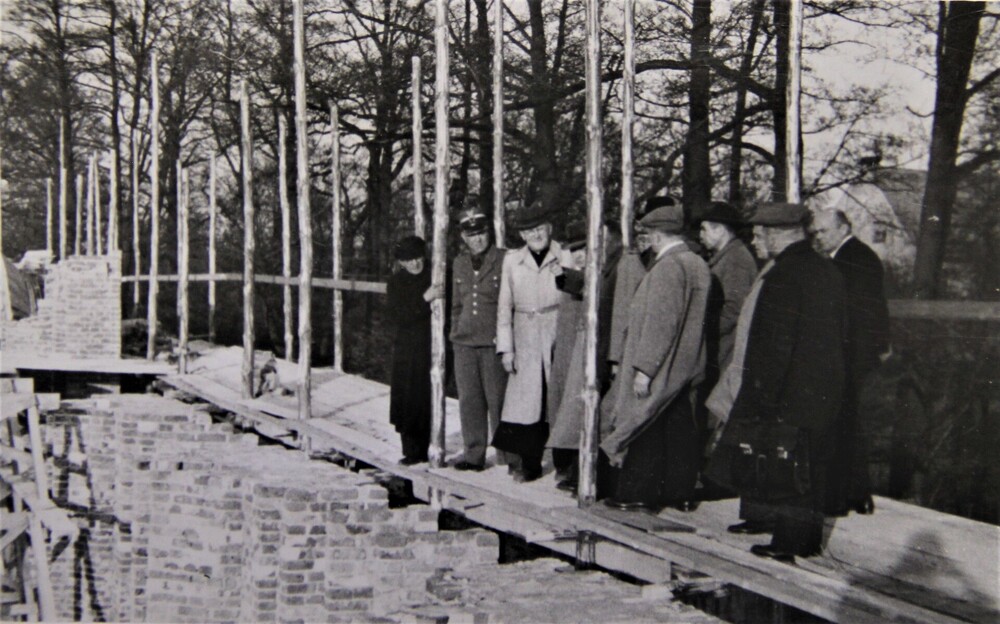 Ks. Ambroży Dykier pokazuje delegacji księży „patriotów” – członków Okręgowej Komisji Księży województwa gdańskiego postępy w budowie kościoła pw. św. Michała Archanioła w Sopocie (fot. z zasobu AAN)