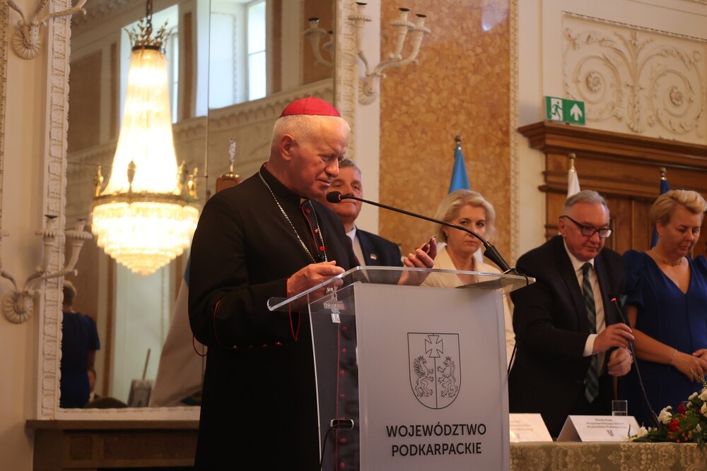 Abp Adam Szal podczas sesji Sejmiku Województwa Podkarpackiego ustanawiającej błogosławioną Rodzinę Ulmów patronem województwa – Łańcut. 7 lipca 2024. Fot. Katarzyna Gajda-Bator (IPN)