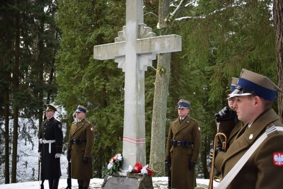 Składanie wieńców pod krzyżem upamiętniającym żołnierzy Wojska Polskiego poległych w walkach z bolszewikami w latach 191919-1920 na cmentarzu wojskowym na Antokolu w Wilnie