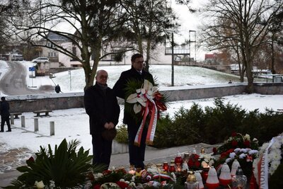 Jarosław Szarek i prof. Włodzimierz Suleja złożyli wieniec na cmentarzu na Rossie na grobie matki Józefa Piłsudskiego, gdzie obok matki spoczywa serce Marszałka