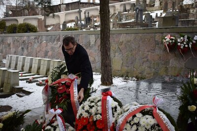 Prezes IPN dr Jarosław Szarek złożył kwiaty na grobie matki Józefa Piłsudskiego na cmentarzu na Rossie