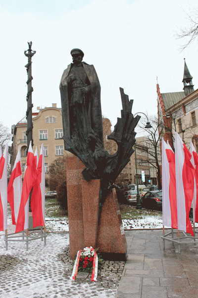 Pomnik Marszałka u zbiegu ulic Piłsudskiego i Wenecja