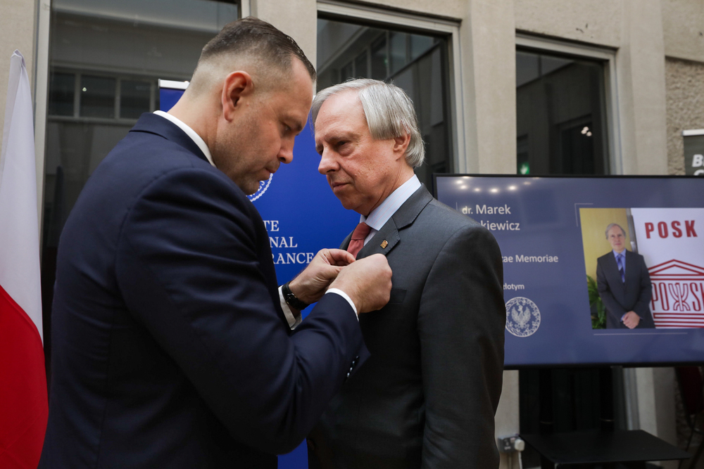 Dr Karol Nawrocki, prezes IPN (L) i dr Marek Laskiewicz, prezes POSK w Londynie (P) podczas uroczystości wręczenia medali Reipublicae Memoriae Meritum – Londyn, 9 lipca 2024. Fot. Mikołaj Bujak (IPN)