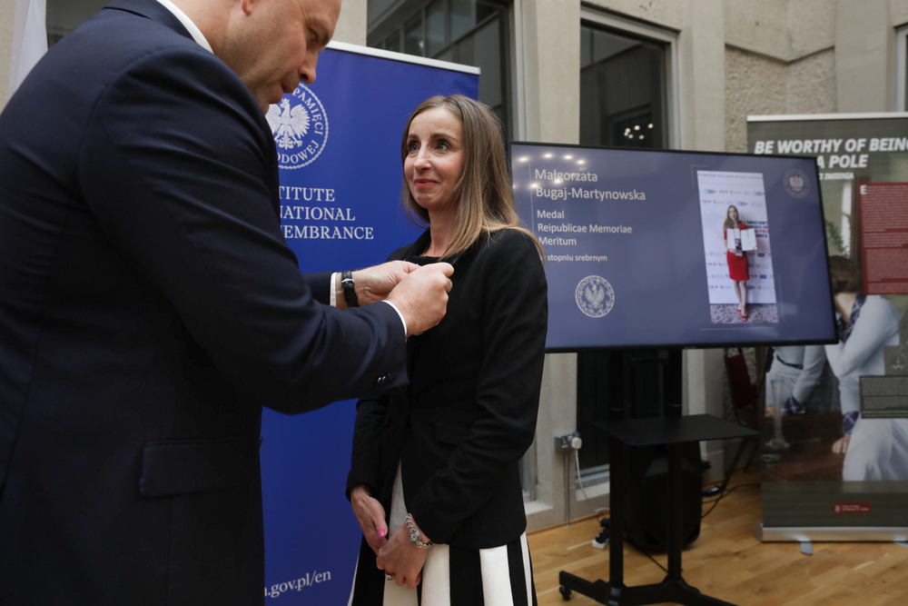 Dr Karol Nawrocki, prezes IPN i Małgorzata Bugaj-Martynowska podczas uroczystości wręczenia medali Reipublicae Memoriae Meritum – Londyn, 9 lipca 2024. Fot. Mikołaj Bujak (IPN)
