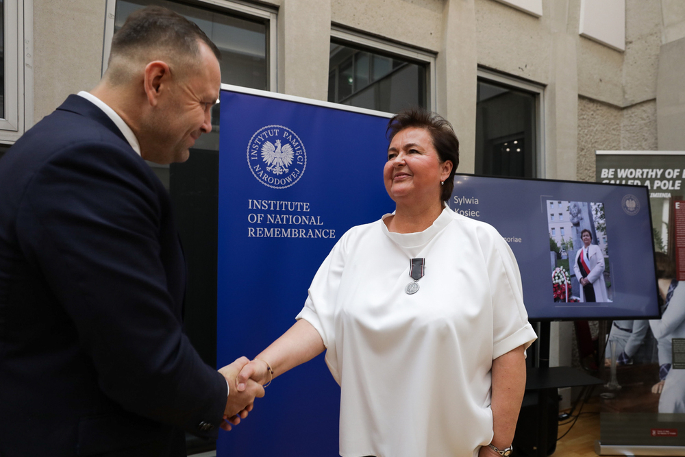 Dr Karol Nawrocki, prezes IPN i Sylwia Kosiec podczas uroczystości wręczenia medali Reipublicae Memoriae Meritum – Londyn, 9 lipca 2024. Fot. Mikołaj Bujak (IPN)