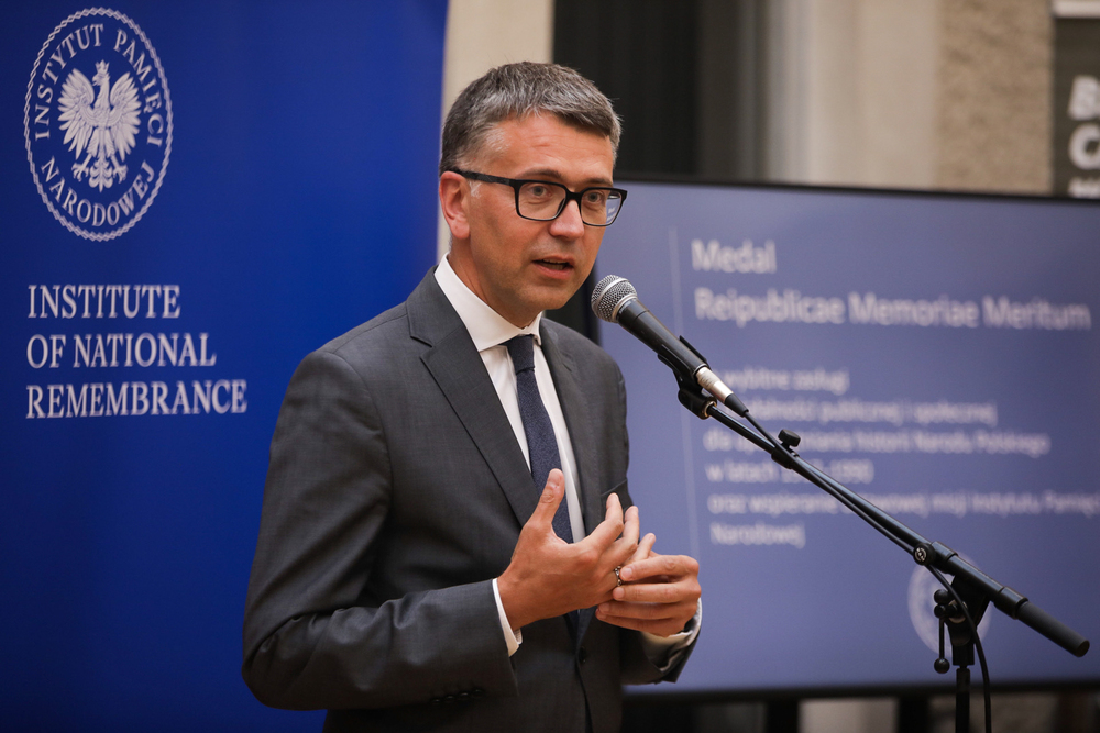 Uroczystość wręczenia medali  Reipublicae Memoriae Meritum działaczom polonijnym i otwarcie wystawy „Szlaki Nadziei. Odyseja Wolności”. Na zdj. Konsul RP w Londynie Tomasz Balcerowski – Londyn, 9 lipca 2024. Fot. Mikołaj Bujak (IPN)