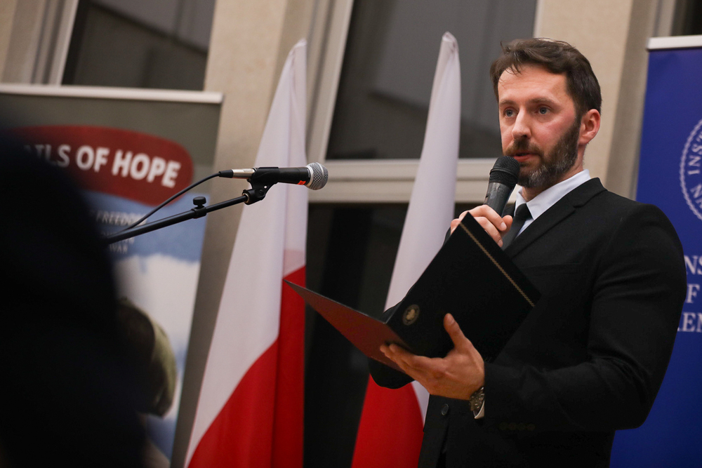 Uroczystość wręczenia medali Reipublicae Memoriae Meritum działaczom polonijnym i otwarcie wystawy „Szlaki Nadziei. Odyseja Wolności”. Na zdj. dr Mateusz Marek, zastępca dyrektora Biura Współpracy Międzynarodowej IPN – Londyn, 9 lipca 2024. Fot. Mikołaj Bujak (IPN)