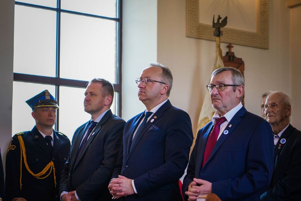 Uroczystości w Chełmie upamiętniające ofiary ludobójstwa na Wołyniu. Na zdj. od prawej: Leon Popek, Karol Polejowski, Mateusz Kotecki – 12 lipca 2024. Fot. Mateusz Niegowski (IPN)