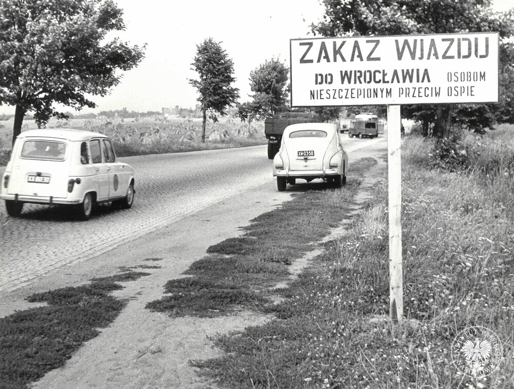 Tablica informacyjna przy drodze wjazdowej do Wrocławia, 1963 r. Autor: Mieczysław Dołęga (fot. z zasobu IPN)