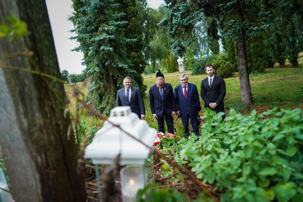 Delegacja IPN złożyła wieńce i zapaliła znicze w Zaturcach (Ukraina) w miejscu spoczynku Polaków zamordowanych przez Ukraińców w 1943 roku –14 lipca 2024. Fot. Mateusz Niegowski (IPN)