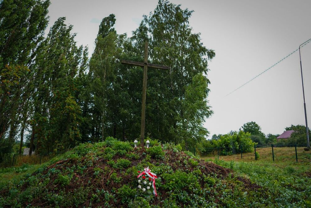 Delegacja IPN złożyła wieńce i zapaliła znicze w Zaturcach (Ukraina) w miejscu spoczynku Polaków zamordowanych przez Ukraińców w 1943 roku –14 lipca 2024. Fot. Mateusz Niegowski (IPN)