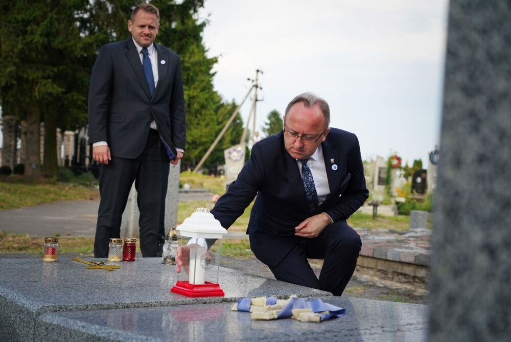 Przedstawiciele IPN zapalili znicze na cmentarzu we Włodzimierzu (Ukraina), gdzie spoczywają Polacy, ofiary totalitaryzmów –14 lipca 2024. Fot. Mateusz Niegowski (IPN)