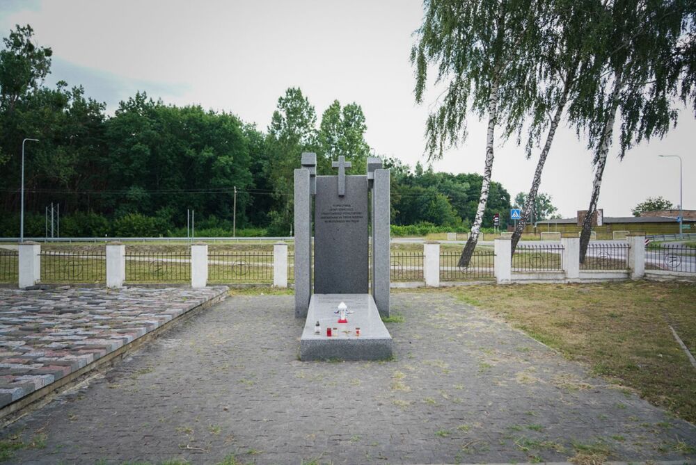 Przedstawiciele IPN zapalili znicze na cmentarzu we Włodzimierzu (Ukraina), gdzie spoczywają Polacy, ofiary totalitaryzmów –14 lipca 2024. Fot. Mateusz Niegowski (IPN)