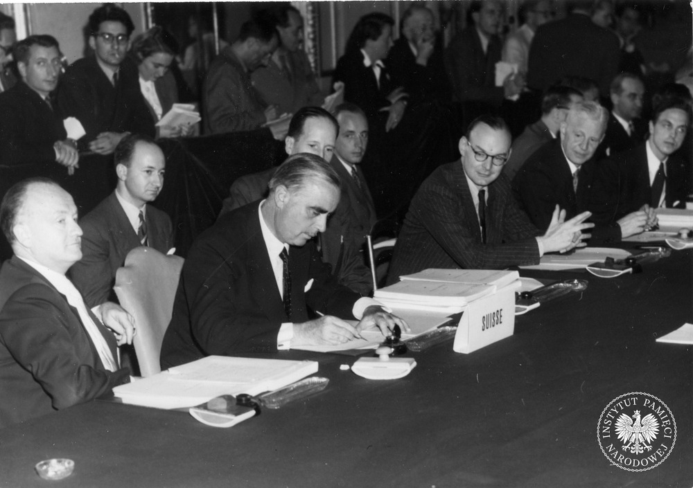 Konferencja 16 państw europejskich w Paryżu. Na zdjęciu Carl Jacob Burckhardt, poseł Szwajcarii w Paryżu i prezes Międzynarodowego Komitetu Czerwonego Krzyża, podpisujący przystąpienie Szwajcarii do planu Marshalla. 12 VIl 1947 r. Fot. z zasobu IPN