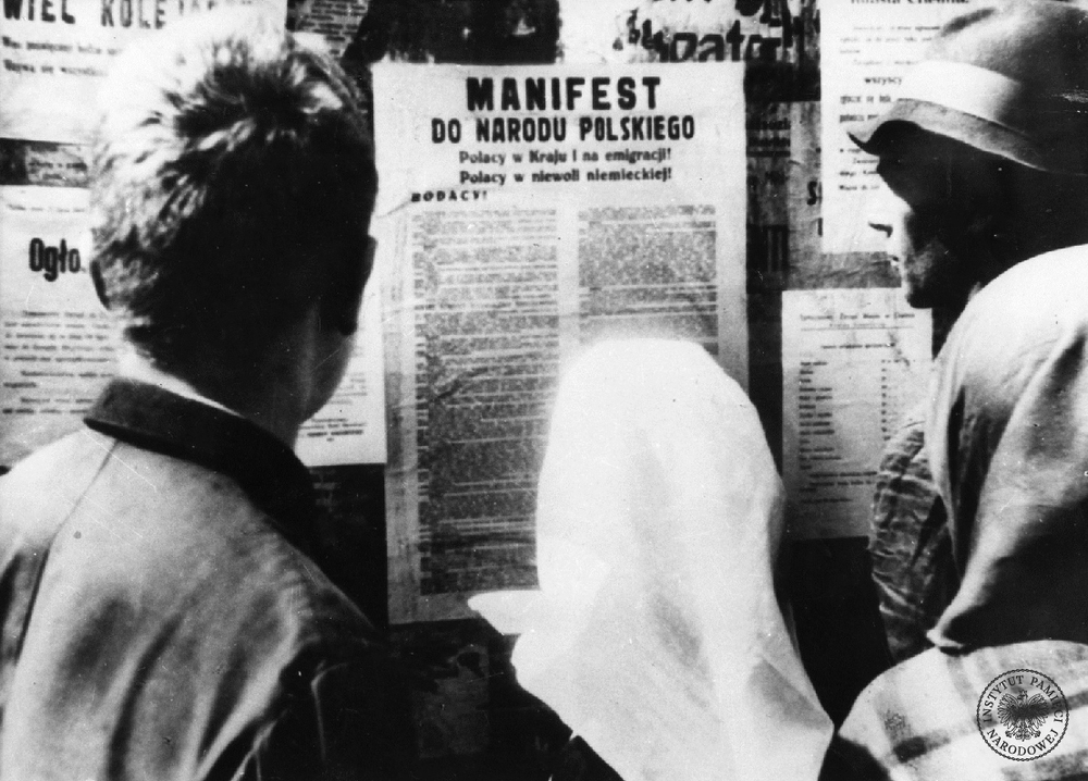 Propagandowa fotografia promująca utworzenie Polskiego Komitetu Wyzwolenia Narodowego i jego pierwsze działania - wydanie Manifestu Lipcowego i przeprowadzenie reformy rolnej. Fot. AIPN