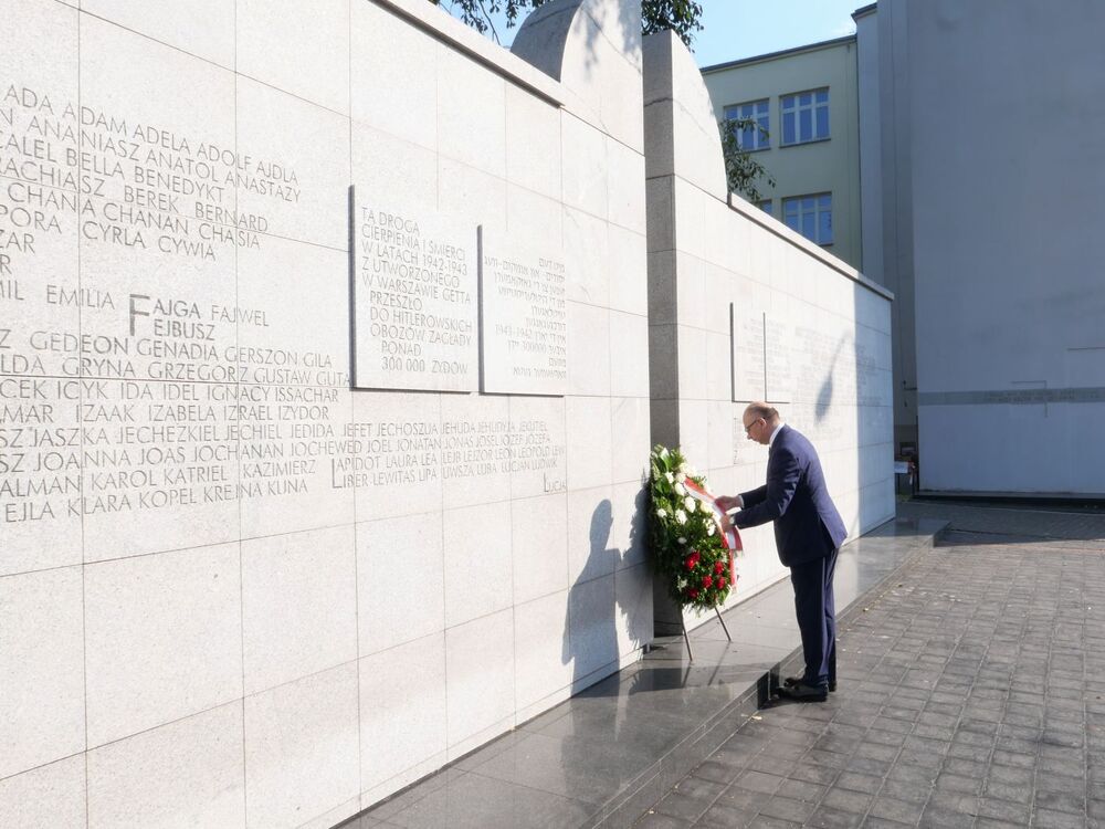 Dr Mateusz Szpytma, zastępca prezesa IPN, złożył hołd Żydom zamordowanym przez Niemców w obozie zagłady w Treblince – Warszawa, 22 lipca 2024. Fot. Krzysztof Wojciechowski (IPN)