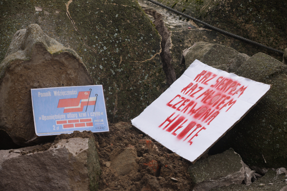 Demontaż obiektu propagandowego w Nowogardzie – 22 lipca 2024. Fot. Mikołaj Bujak (IPN)