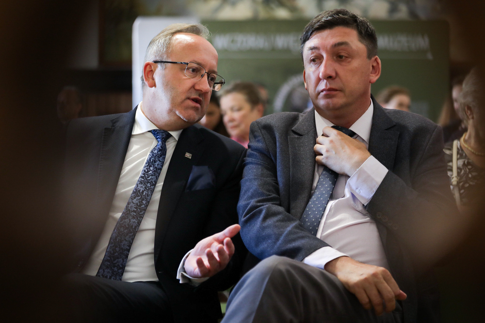 Spotkanie poświęcone Powstaniu Warszawskiemu z cyklu „Z Rakowieckiej… Seminaria naukowe z najnowszej historii Polski”. Na zdj. dr hab. Karol Polejowski (L) i prof. Marek Kornat (P) – Warszawa, 23 lipca 2024. Fot. Mikołaj Bujak (IPN)