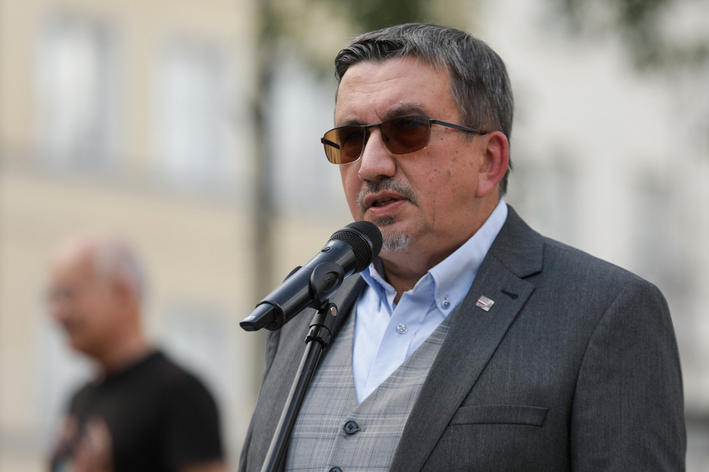 Bohaterki wśród bohaterów” – wystawa plenerowa w 80. rocznicę Powstania Warszawskiego – Warszawa, 26 lipca 2024. Na zdj. dyrektor warszawskiego oddziału IPN dr Tomasz Łabuszewski. Fot. Mikołaj Bujak (IPN)