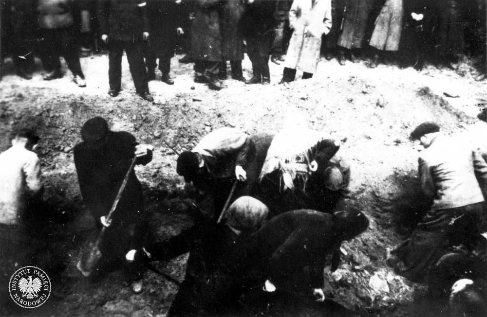 Zdjęcie z ekshumacji na terenie Fortu w Pomiechówku, 1945 r. (fot. z zasobu AIPN)