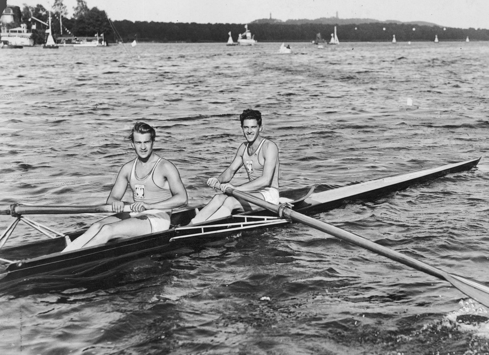 Edward Kobyliński (z prawej) i Ryszard Borzuchowski podczas zawodów olimpijskich w Berlinie, 1936 r. (fot. ze zbiorów NAC)