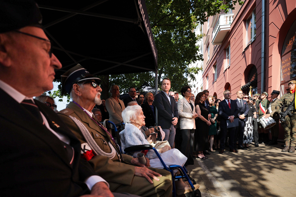 Uroczystość pod tablicą upamiętniającą podpisanie przez płk. Antoniego Chruściela „Montera” rozkazu rozpoczęcia Powstania Warszawskiego – Warszawa, 1 sierpnia 2024. Fot. Mikołaj Bujak (IPN)