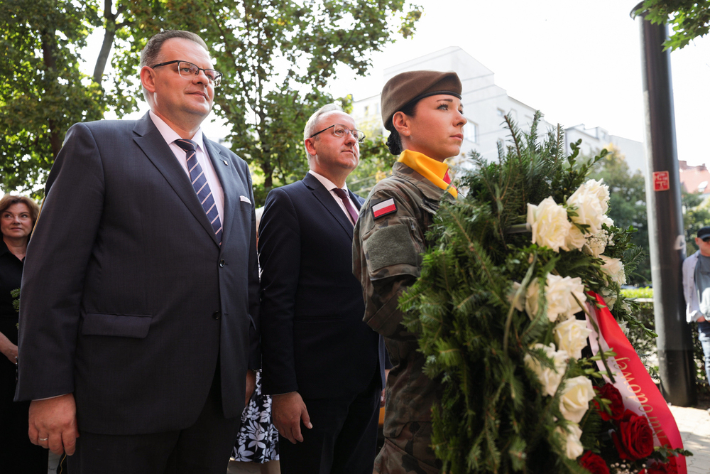 Uroczystość pod tablicą upamiętniającą podpisanie przez płk. Antoniego Chruściela „Montera” rozkazu rozpoczęcia Powstania Warszawskiego – Warszawa, 1 sierpnia 2024. Fot. Mikołaj Bujak (IPN)