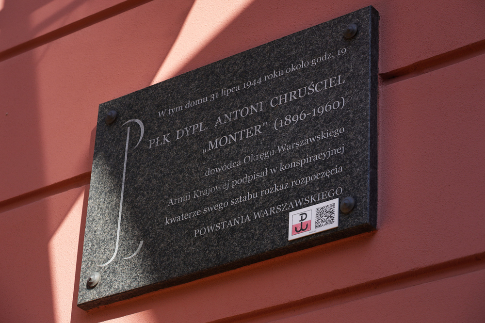 Uroczystość pod tablicą upamiętniającą podpisanie przez płk. Antoniego Chruściela „Montera” rozkazu rozpoczęcia Powstania Warszawskiego – Warszawa, 1 sierpnia 2024. Fot. Mikołaj Bujak (IPN)