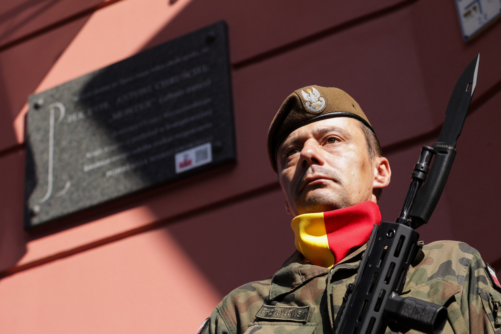 Uroczystość pod tablicą upamiętniającą podpisanie przez płk. Antoniego Chruściela „Montera” rozkazu rozpoczęcia Powstania Warszawskiego – Warszawa, 1 sierpnia 2024. Fot. Mikołaj Bujak (IPN)