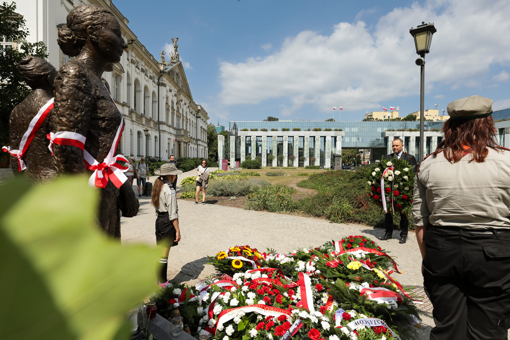 Dr Karol Nawrocki, prezes IPN, złożył kwiaty pod pomnikiem „Kobietom Powstania Warszawskiego” na pl. Krasińskich – Warszawa, 1 sierpnia 2024. Fot. Mikołaj Bujak (IPN)