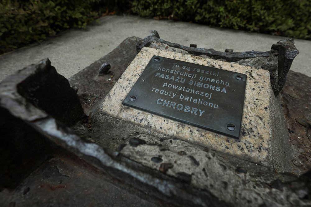 Dr Karol Nawrocki, prezes IPN, złożył kwiaty w miejscu nieistniejącego budynku Pasażu Simonsa – Warszawa, 1 sierpnia 2024. Fot. Mikołaj Bujak (IPN)