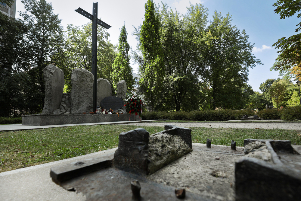 Dr Karol Nawrocki, prezes IPN, złożył kwiaty w miejscu nieistniejącego budynku Pasażu Simonsa – Warszawa, 1 sierpnia 2024. Fot. Mikołaj Bujak (IPN)