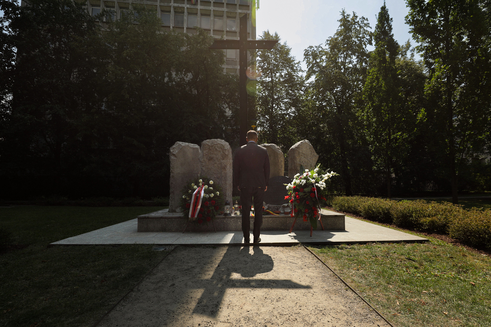 Dr Karol Nawrocki, prezes IPN, złożył kwiaty w miejscu nieistniejącego budynku Pasażu Simonsa – Warszawa, 1 sierpnia 2024. Fot. Mikołaj Bujak (IPN)