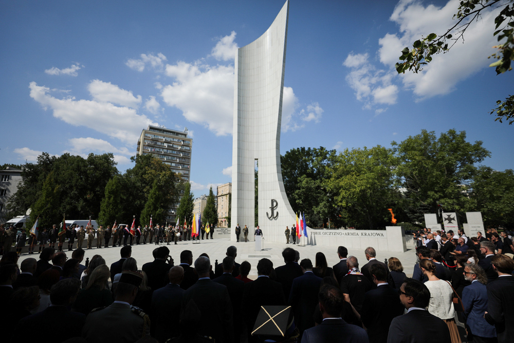 Uroczystości przed pomnikiem Polskiego Państwa Podziemnego i Armii Krajowej w Warszawie –1 sierpnia 2024. Fot. Mikołaj Bujak (IPN)