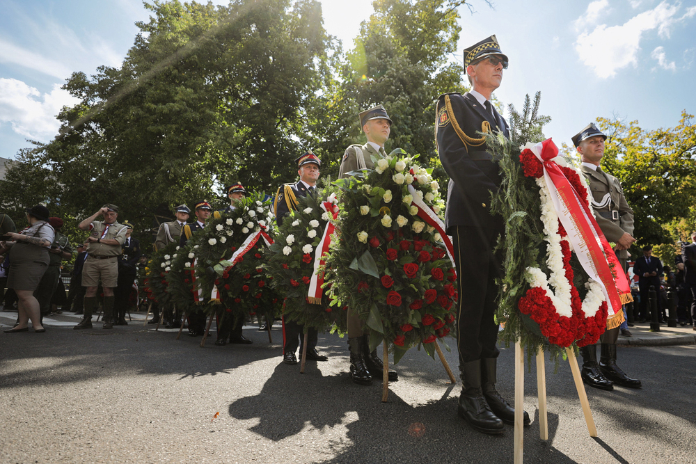 Uroczystości przed pomnikiem Polskiego Państwa Podziemnego i Armii Krajowej w Warszawie –1 sierpnia 2024. Fot. Mikołaj Bujak (IPN)