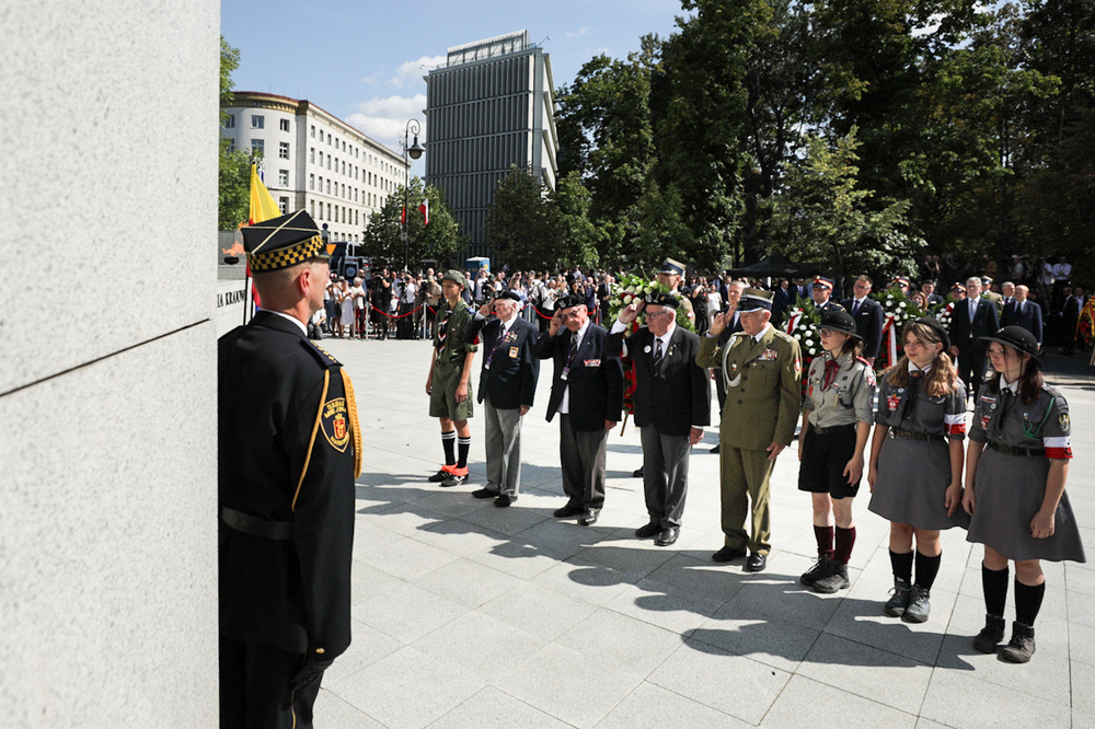 Uroczystości przed pomnikiem Polskiego Państwa Podziemnego i Armii Krajowej w Warszawie –1 sierpnia 2024. Fot. Mikołaj Bujak (IPN)