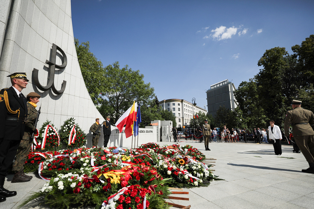 Uroczystości przed pomnikiem Polskiego Państwa Podziemnego i Armii Krajowej w Warszawie –1 sierpnia 2024. Fot. Mikołaj Bujak (IPN)