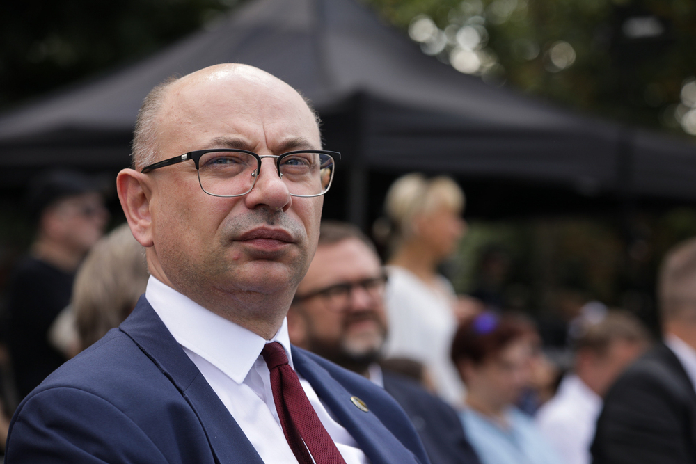 Uroczystości przed pomnikiem Polskiego Państwa Podziemnego i Armii Krajowej w Warszawie –1 sierpnia 2024. Fot. Mikołaj Bujak (IPN)