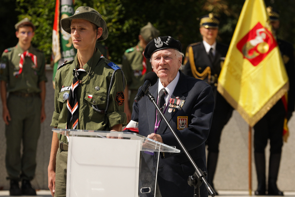 Uroczystości przed pomnikiem Polskiego Państwa Podziemnego i Armii Krajowej w Warszawie –1 sierpnia 2024. Fot. Mikołaj Bujak (IPN)
