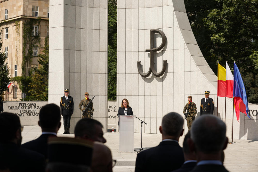 Uroczystości przed pomnikiem Polskiego Państwa Podziemnego i Armii Krajowej w Warszawie –1 sierpnia 2024. Fot. Mikołaj Bujak (IPN)