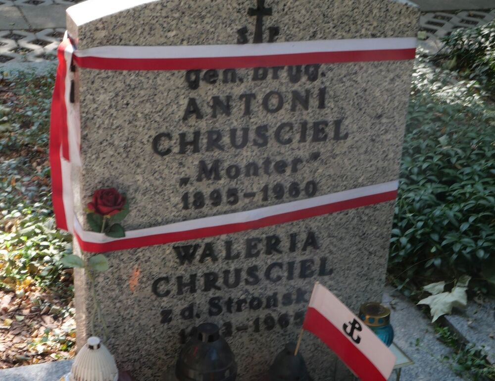 Dr hab. Karol Polejowski, zastępca prezesa IPN, złożył wieniec na grobie gen. bryg. Antoniego Chruściela „Montera” – Warszawa, 1 sierpnia 2024. Fot. Krzysztof Wojciechowski (IPN)