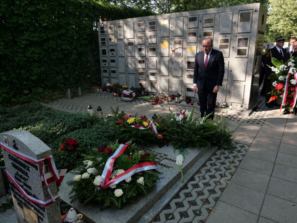 Dr hab. Karol Polejowski, zastępca prezesa IPN, złożył wieniec na grobie gen. bryg. Antoniego Chruściela „Montera” – Warszawa, 1 sierpnia 2024. Fot. Krzysztof Wojciechowski (IPN)