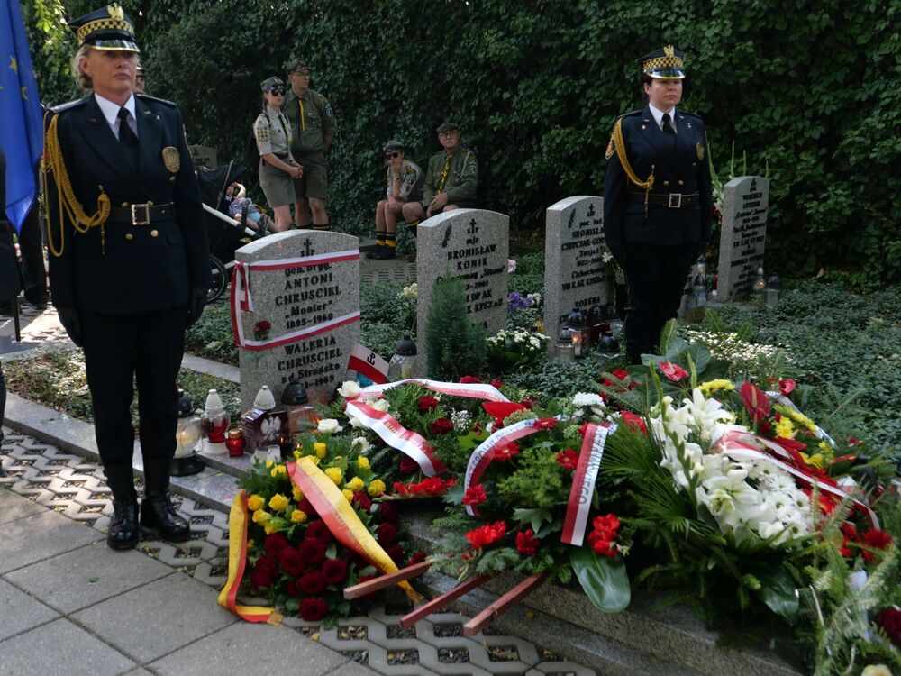 Dr hab. Karol Polejowski, zastępca prezesa IPN, złożył wieniec na grobie gen. bryg. Antoniego Chruściela „Montera” – Warszawa, 1 sierpnia 2024. Fot. Krzysztof Wojciechowski (IPN)