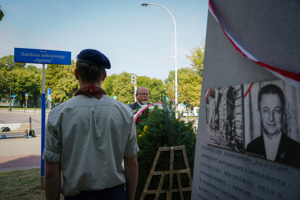 Dyrektor Biura Upamiętniania Walk i Męczeństwa IPN Adam Siwek złożył kwiaty pod pomnikiem Stanisława Jankowskiego „Agatona” – Warszawa, 1 sierpnia 2024. Fot. Mateusz Niegowski (IPN)