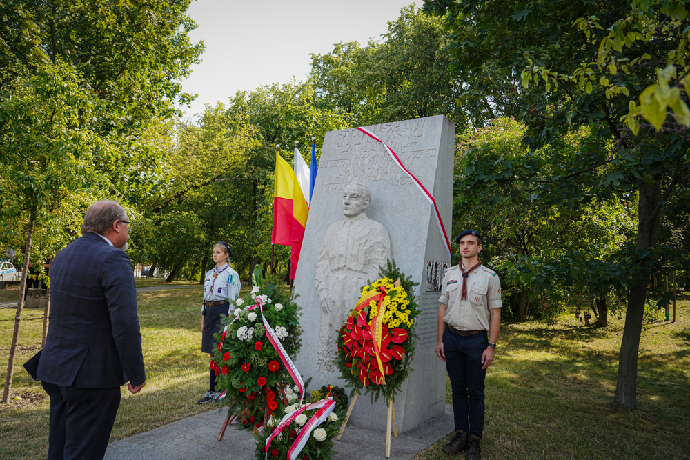 Dyrektor Biura Upamiętniania Walk i Męczeństwa IPN Adam Siwek złożył kwiaty pod pomnikiem Stanisława Jankowskiego „Agatona” – Warszawa, 1 sierpnia 2024. Fot. Mateusz Niegowski (IPN)