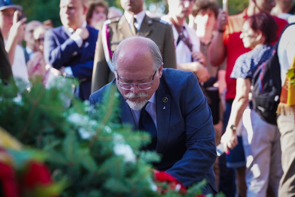 Uroczystości pod pomnikiem Gloria Victis na Cmentarzu Wojskowym na stołecznych Powązkach – 1 sierpnia 2024. Fot. Mateusz Niegowski (IPN)