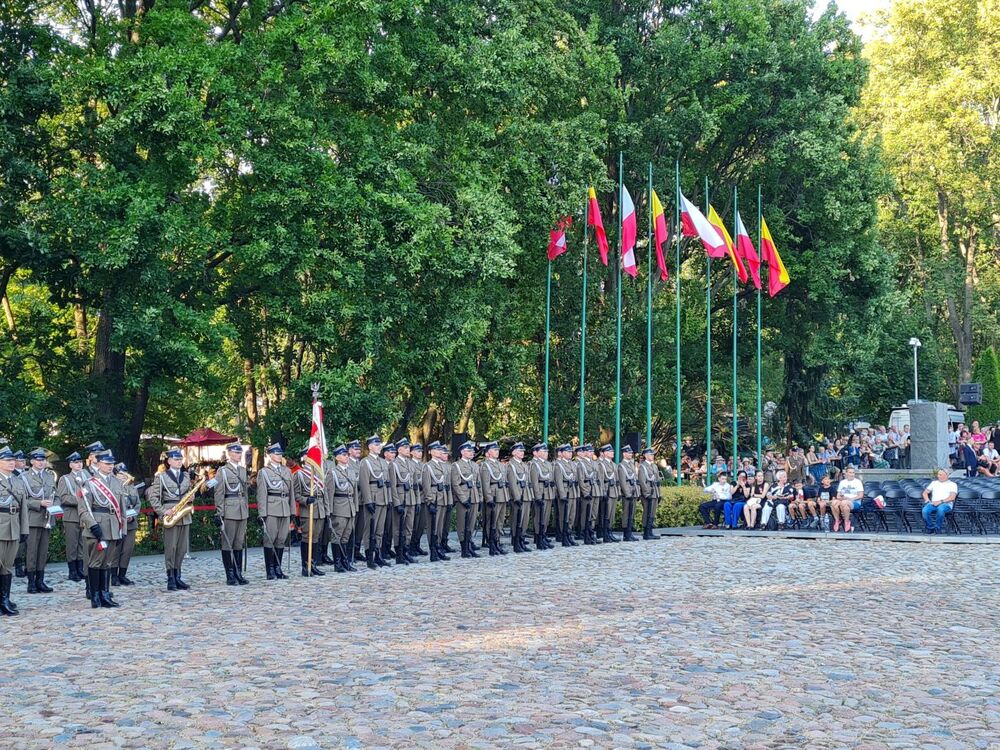 Uroczystości na Cmentarzu Powstańców Warszawy pod Pomnikiem Polegli Niepokonani – 1 sierpnia 2024. Fot. Krzysztof Wojciechowski (IPN)