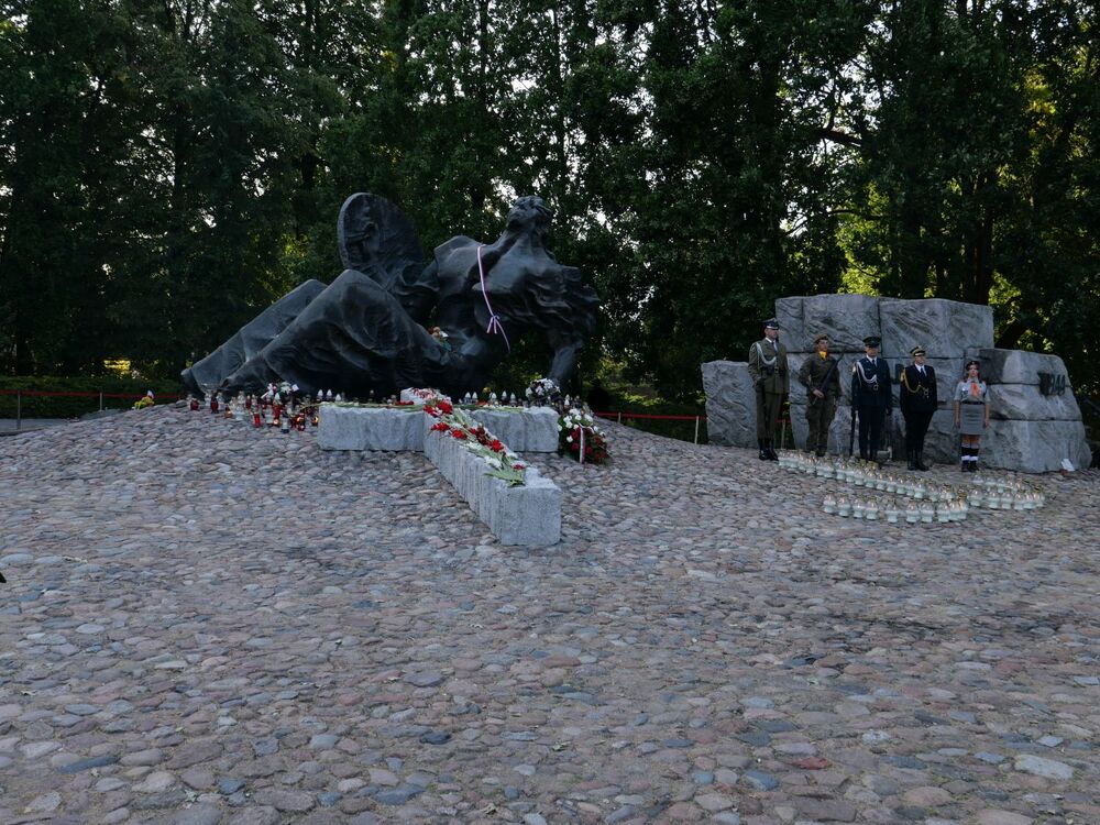 Uroczystości na Cmentarzu Powstańców Warszawy pod Pomnikiem Polegli Niepokonani – 1 sierpnia 2024. Fot. Krzysztof Wojciechowski (IPN)