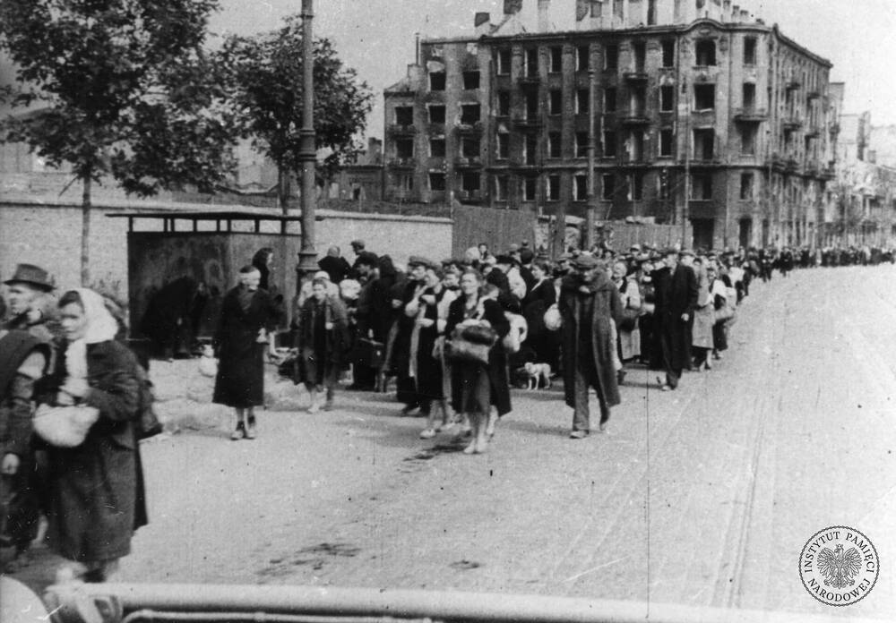 Wysiedlanie mieszkańców Warszawy po kapitulacji powstania. Zdjęcie wykonane w okna budynku położonego prawdopodobnie przy ul. Wolskiej po 2 października 1944 r. (fot. z zasobu IPN)