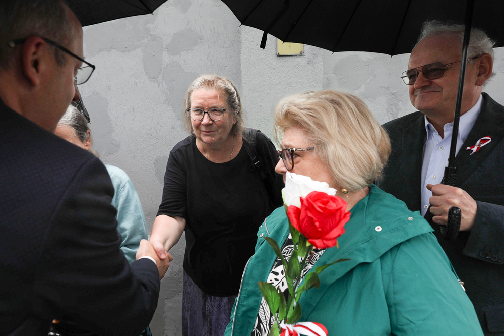 Odsłonięcie tablicy upamiętniającej zamordowanych przez Niemców mieszkańców kamienicy przy ul. Wolskiej 94 – Warszawa, 5 sierpnia 2024. Fot. Mateusz Niegowski (IPN)